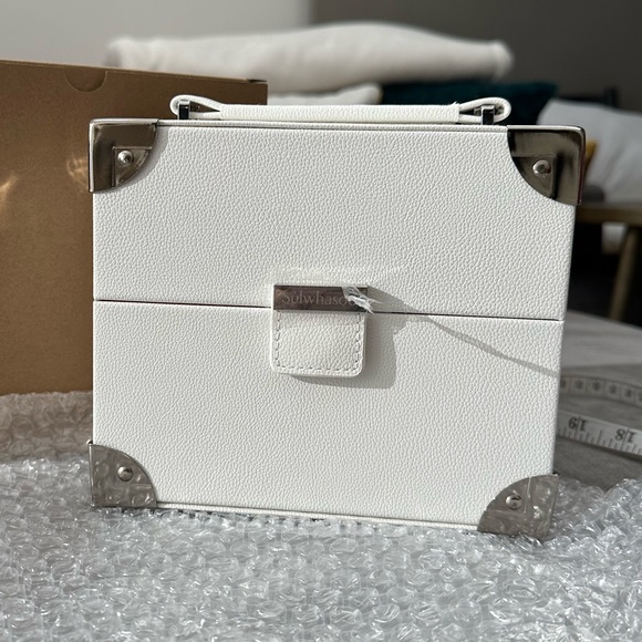 NIB Sulwhasoo Faux White Leather Box with Silver Accents - Picture 2 of 13